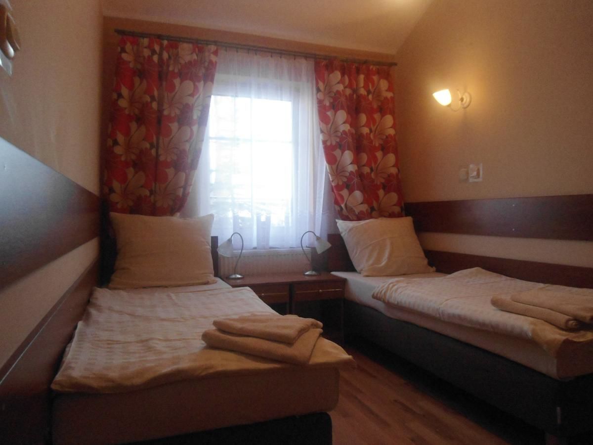 Отель Hotel Pod Platanami Тшебница-28